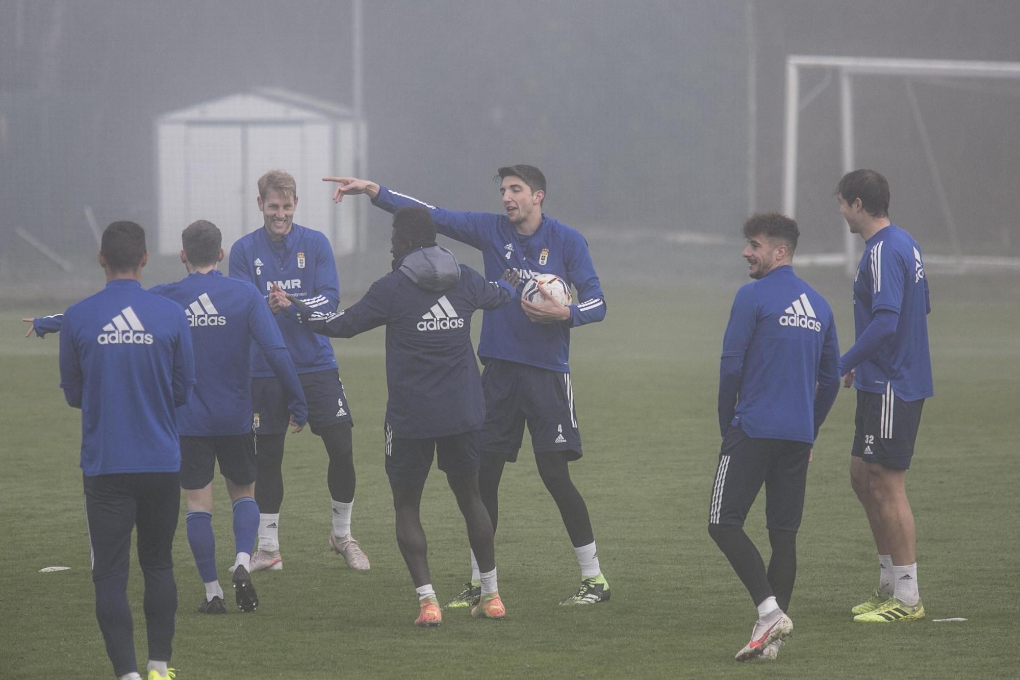 El entrenamiento del Oviedo en mitad de la niebla