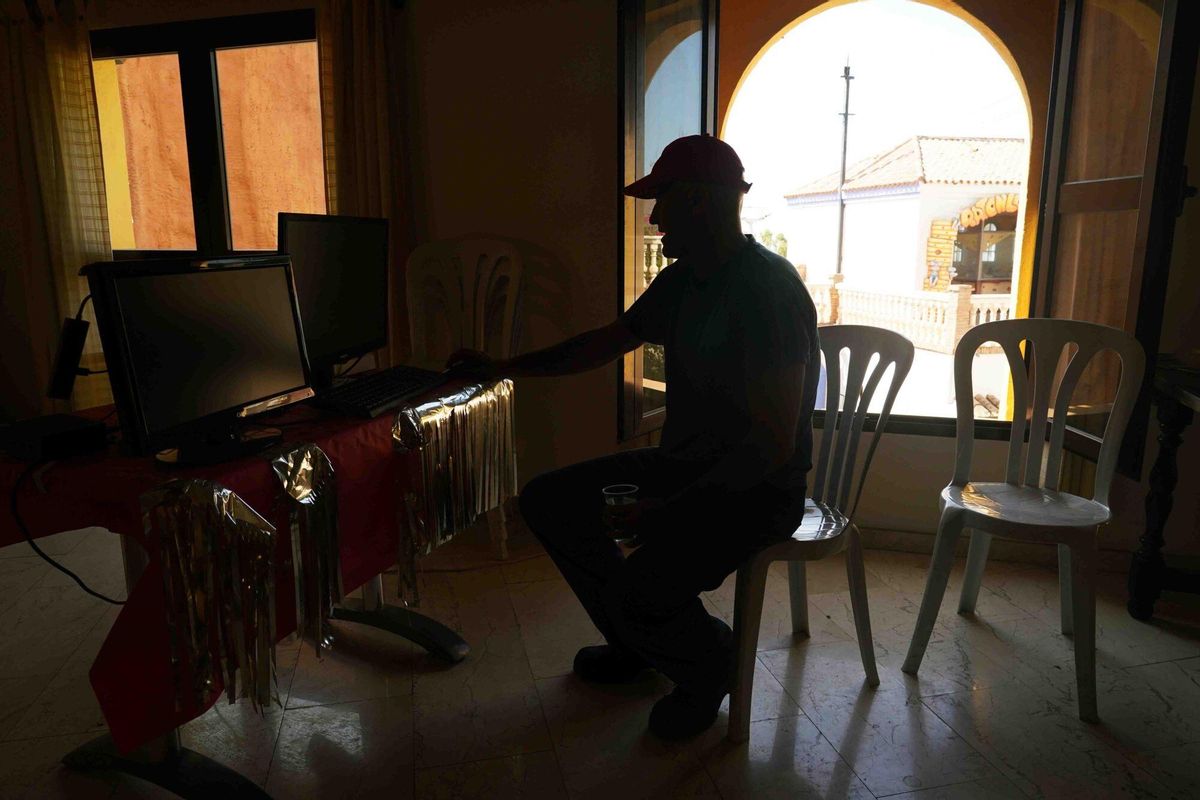 MLG (Benalmádena) 02-07-2025.-Juan Carmona, uno de los cinco trabajadores del parque de atracciones Tivoli que cuida y mantiene tras su cierre desde hace 5 años.