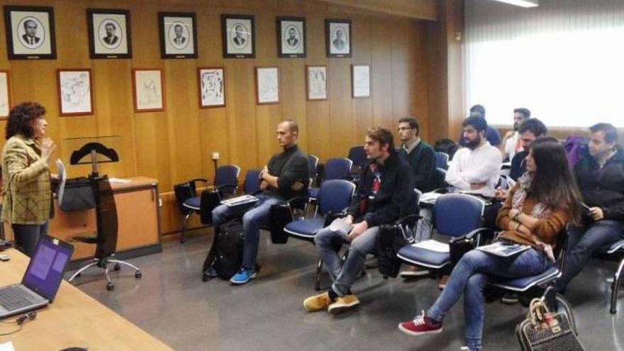 Margarita Sánchez, a la izquierda, se dirige a alumnos y profesores durante el taller.