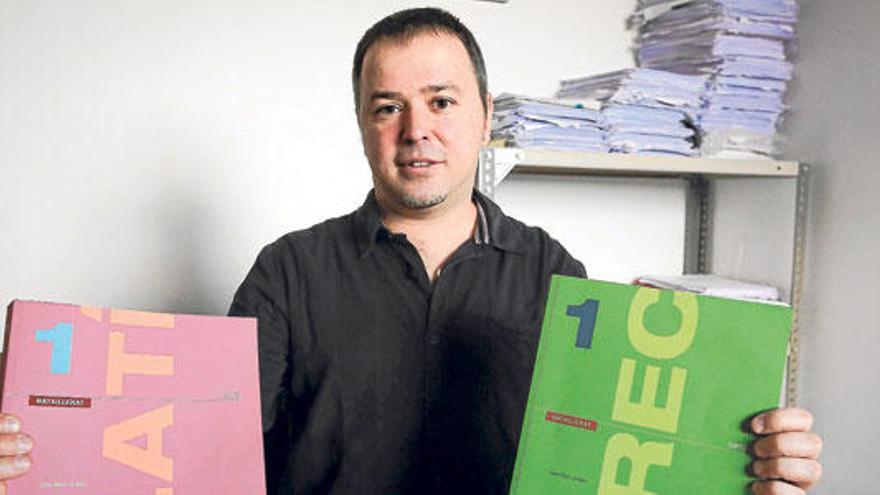 Joan Mut posa con los dos libros que ha confeccionado para la editorial Cruïlla.