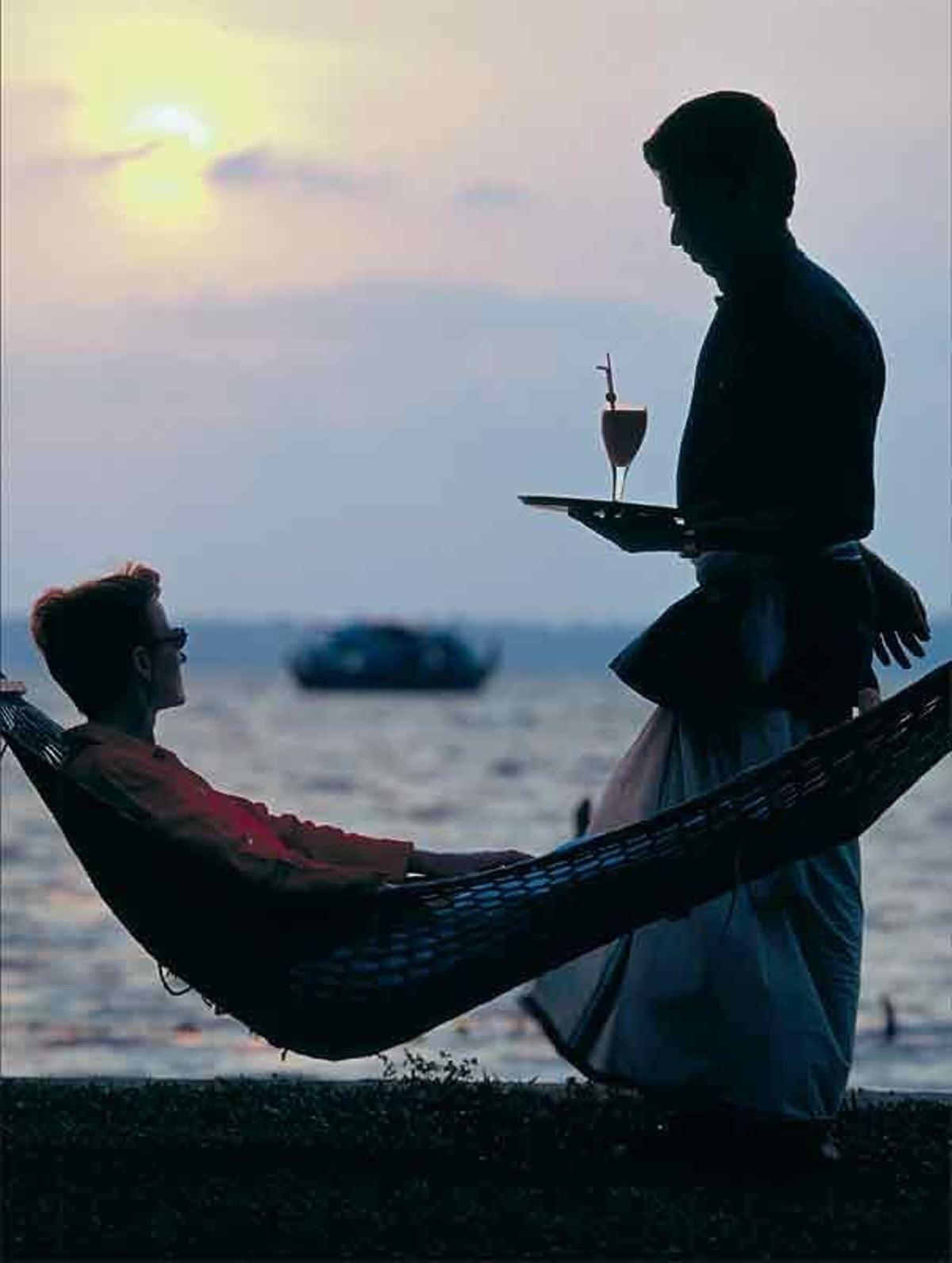 Cockatail al anocher en el Cocnut Lagoon Resort contemplando el Lago Vembanad.