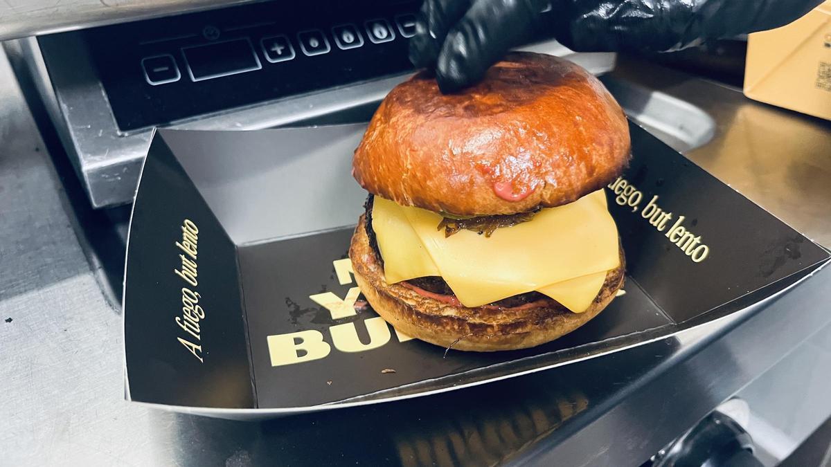 La nueva hamburguesa de New York Burger pasa por ahumador y luego por parrilla.