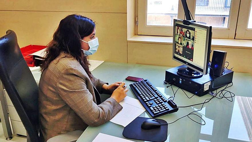 Sandra Gómez en la reunión telemática con los vecinos | GMS