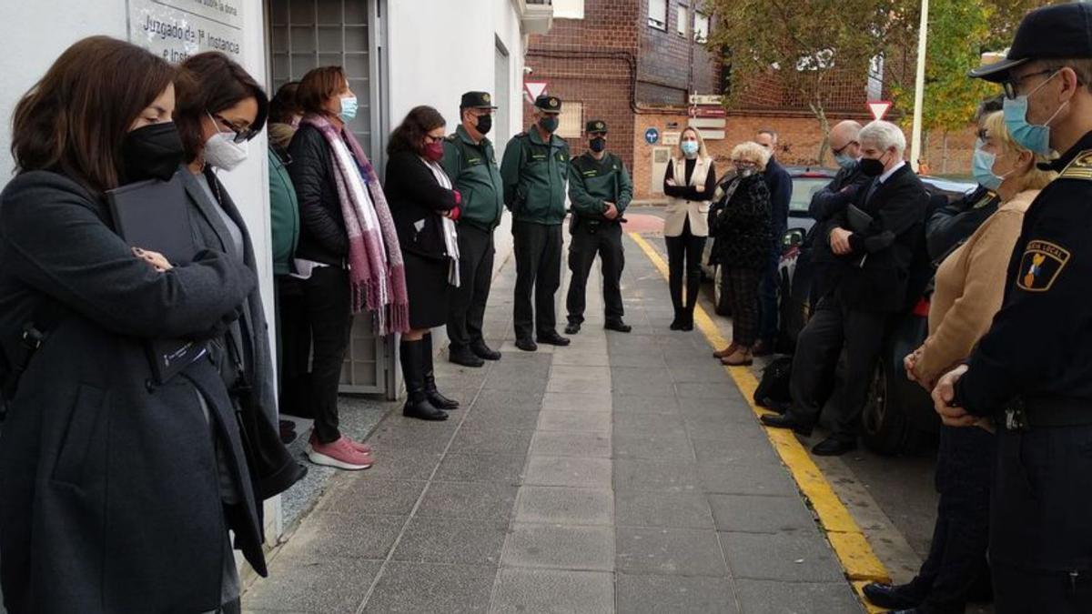 Minuto de silencio ante el juzgado. | M.A.