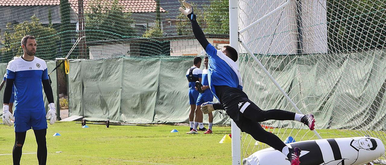 Adri López despeja un balón en un entrenamiento en Fontcalent en presencia de Jesús Fernández, el otro portero. |