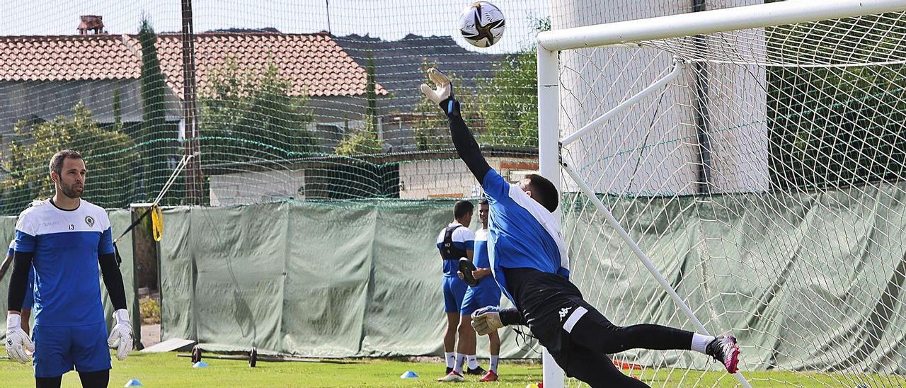 Adri López despeja un balón en un entrenamiento en Fontcalent en presencia de Jesús Fernández, el otro portero. |