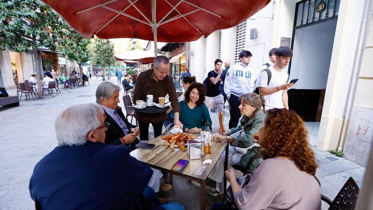 Un camarero sirve desayunos en Córdoba.