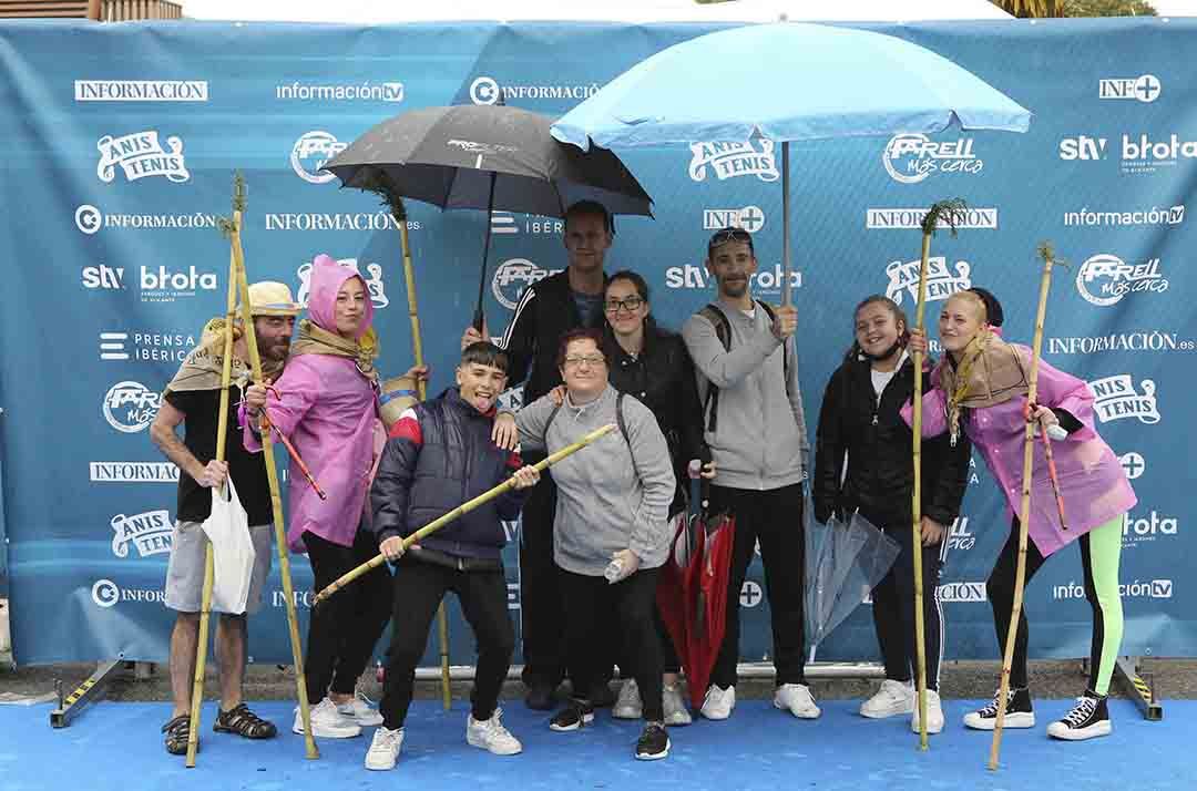 Santa Faz 2022: Numerosos participantes en la romería se fotografían en el photocall de Información