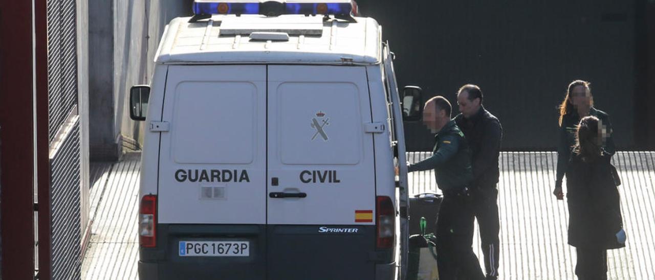 José Manuel Sánchez Merino escoltado por la Guardia Civil antes de entrar al furgón en el que fue a prisión, el viernes, en la Comsaría de la Policía Nacional.