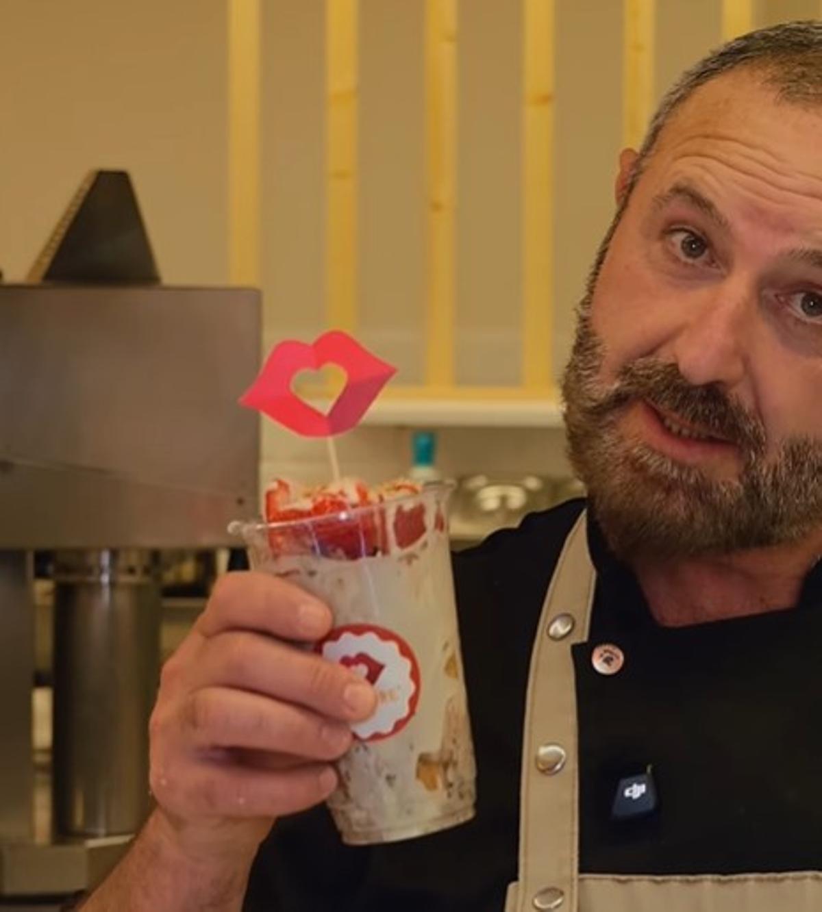 Moncho muestra durante el vídeo sus populares fresas