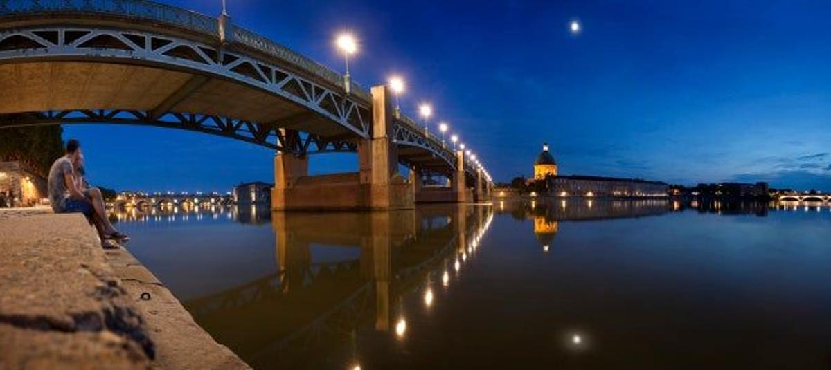 Panorámica del rio Garona en Toulouse al anochecer
