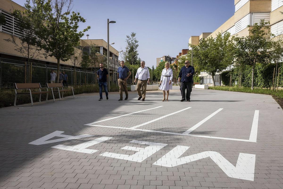 La calle de Oberón estrena plataforma única, zonas verdes y nuevo mobiliario urbano.
