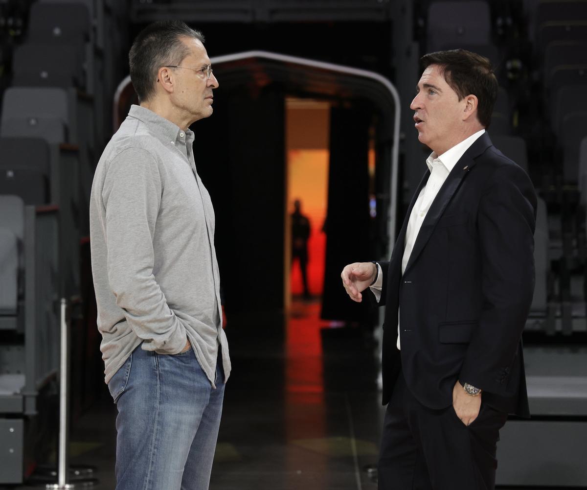 Pedro Martínez y Xavi Pascual, antes del partido entre el Valencia Basket y el FC Barcelona.