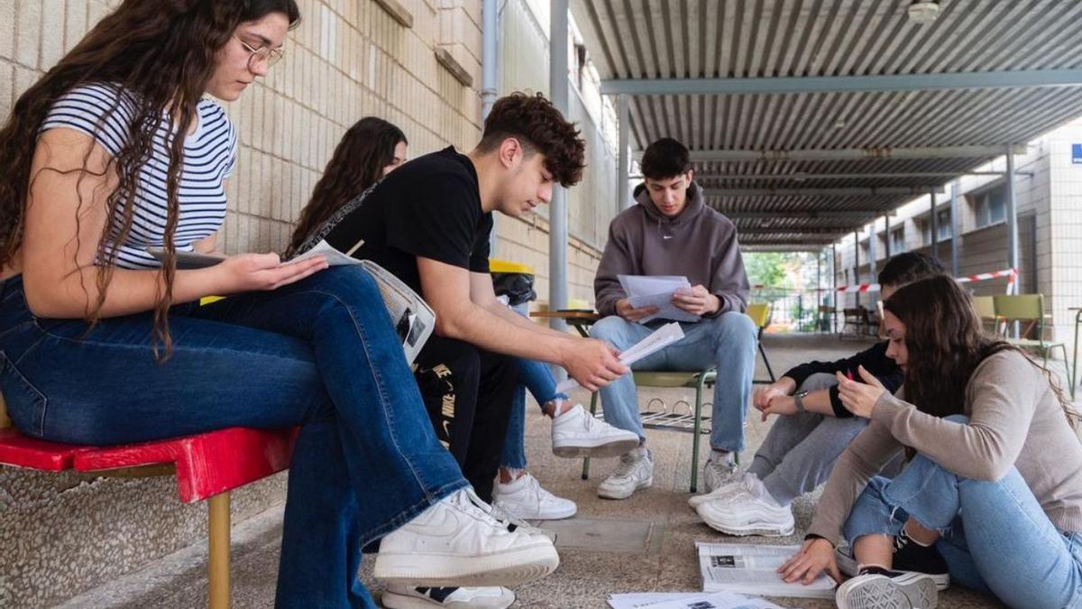 Primer día sin móviles en institutos y colegios.