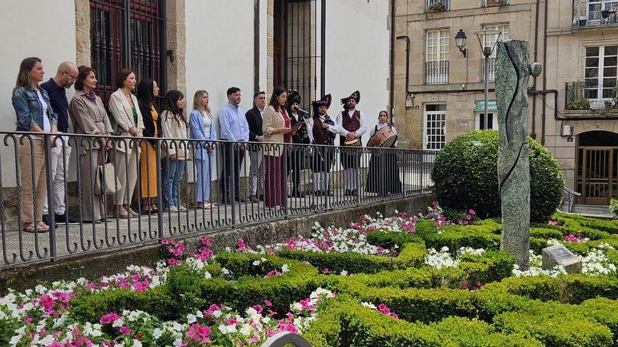 Homenaxe, onte, diante da escultura de Bóveda. |  FdV