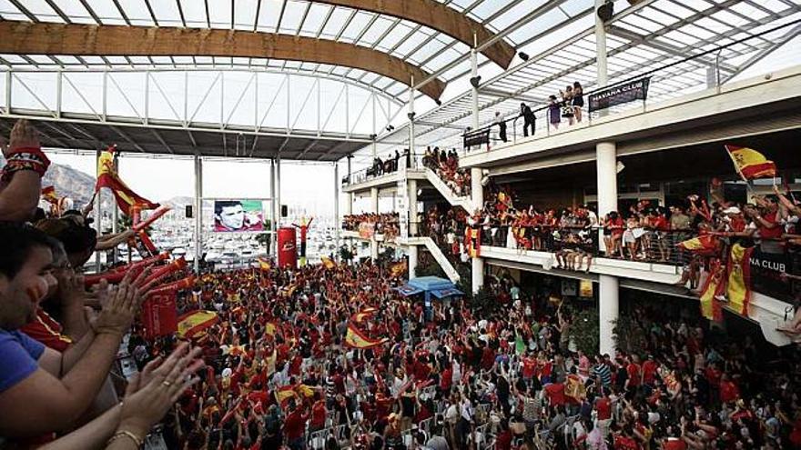 Cientos de personas observan el partido de España, ayer en Panoramis, en una pantalla gigante.