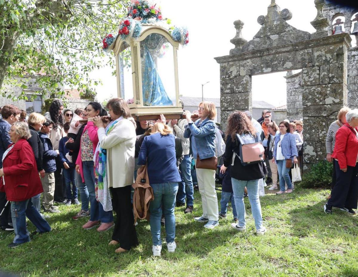 Saída da procesión desde a igrexa de Río. Manolo Seixas