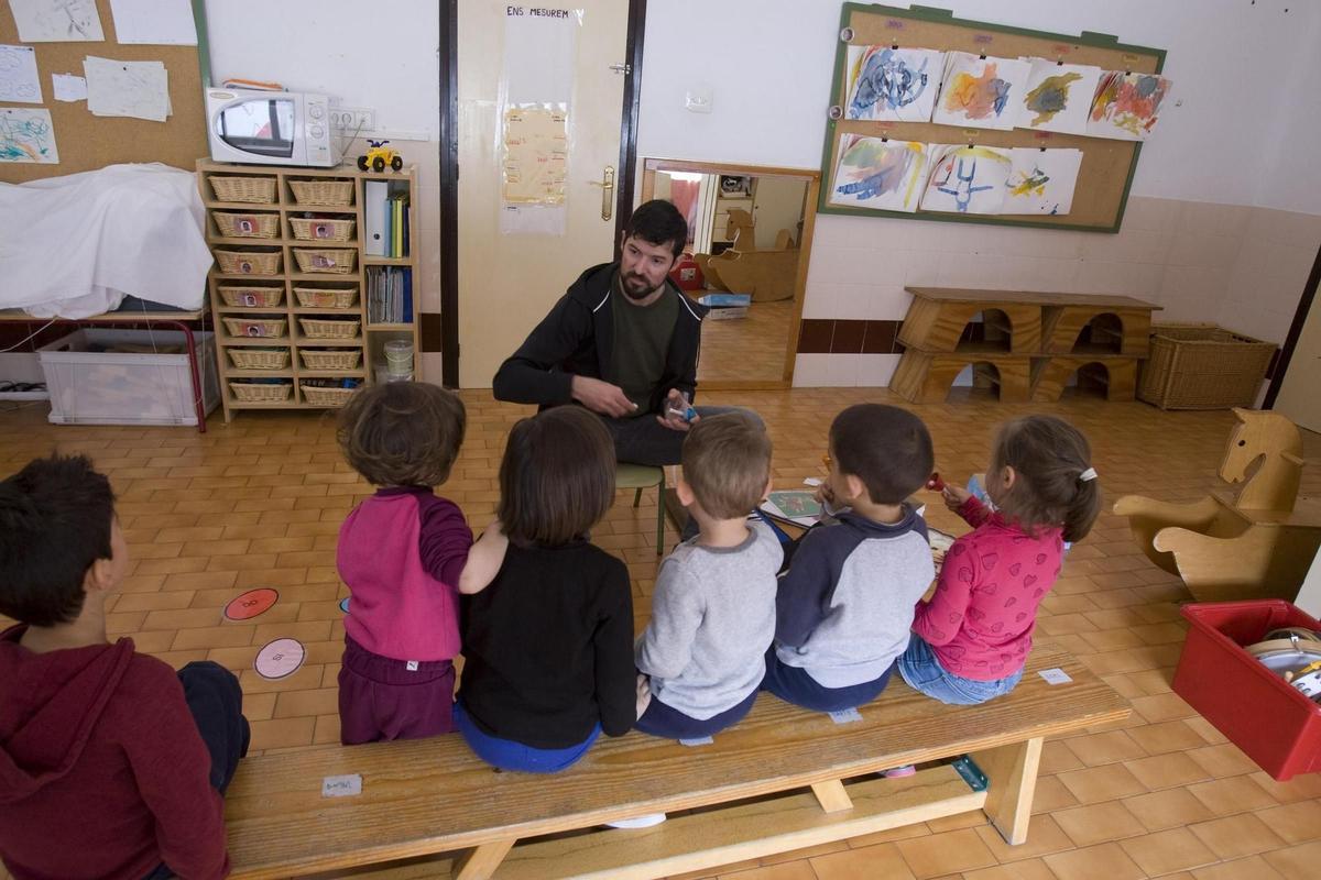 Una clase en el Colegio Rural Agrupado (CRA) Castell de Carbonera de Otos y Beniatjar, en una imagen de archivo.