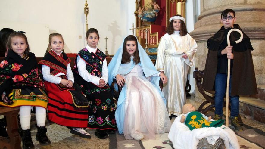 En el centro, la representación de «La Cordera» en Tábara. A la derecha y abajo, las celebraciones en Alcañices. | Ch. S.