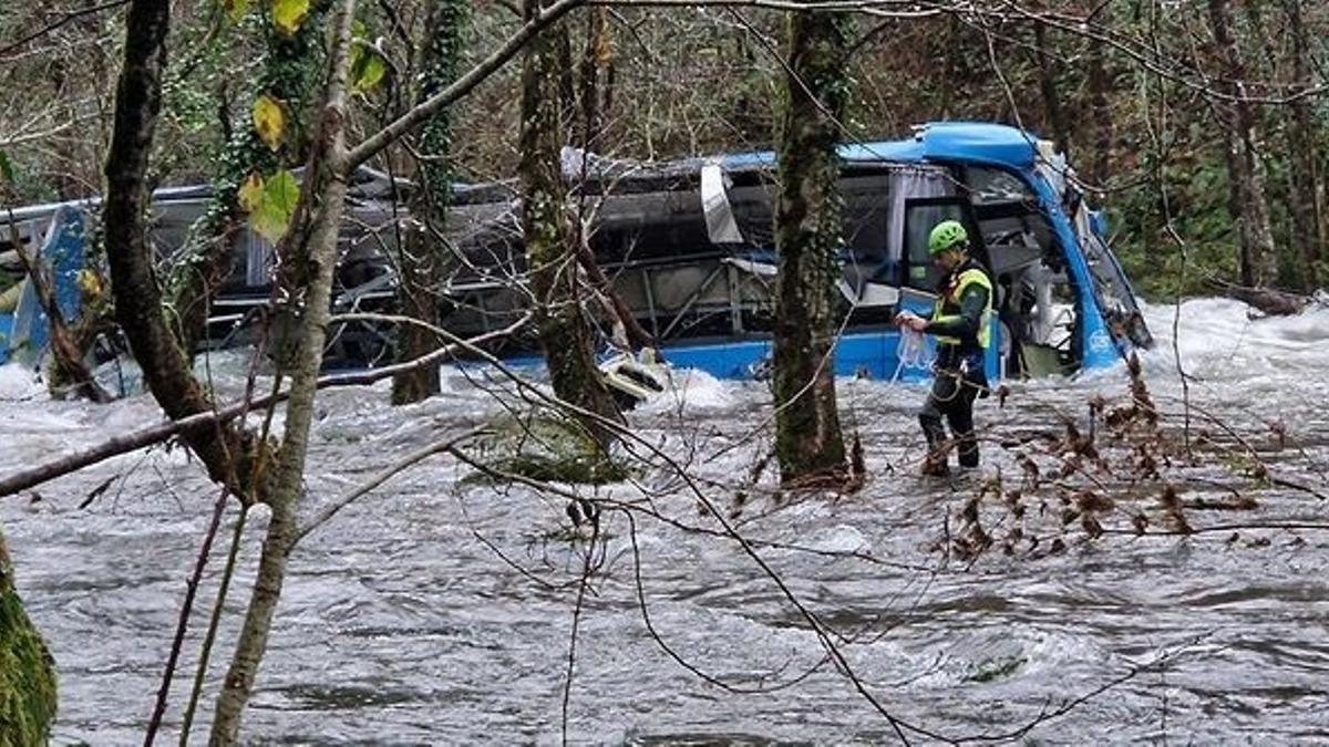 El autobús siniestrado semisumergido en el cauce del río Lérez.