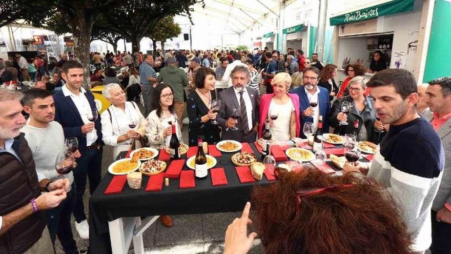 La pregonera de la fiesta, Nieves Rodríguez (centro), junto al alcalde, Xosé Rodríguez Méndez. // A. Hernández