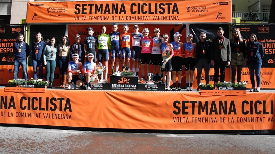 El alcalde de Gandia entrega los premios de la VII Setmana Ciclista-Volta Comunitat Valenciana Fèmines