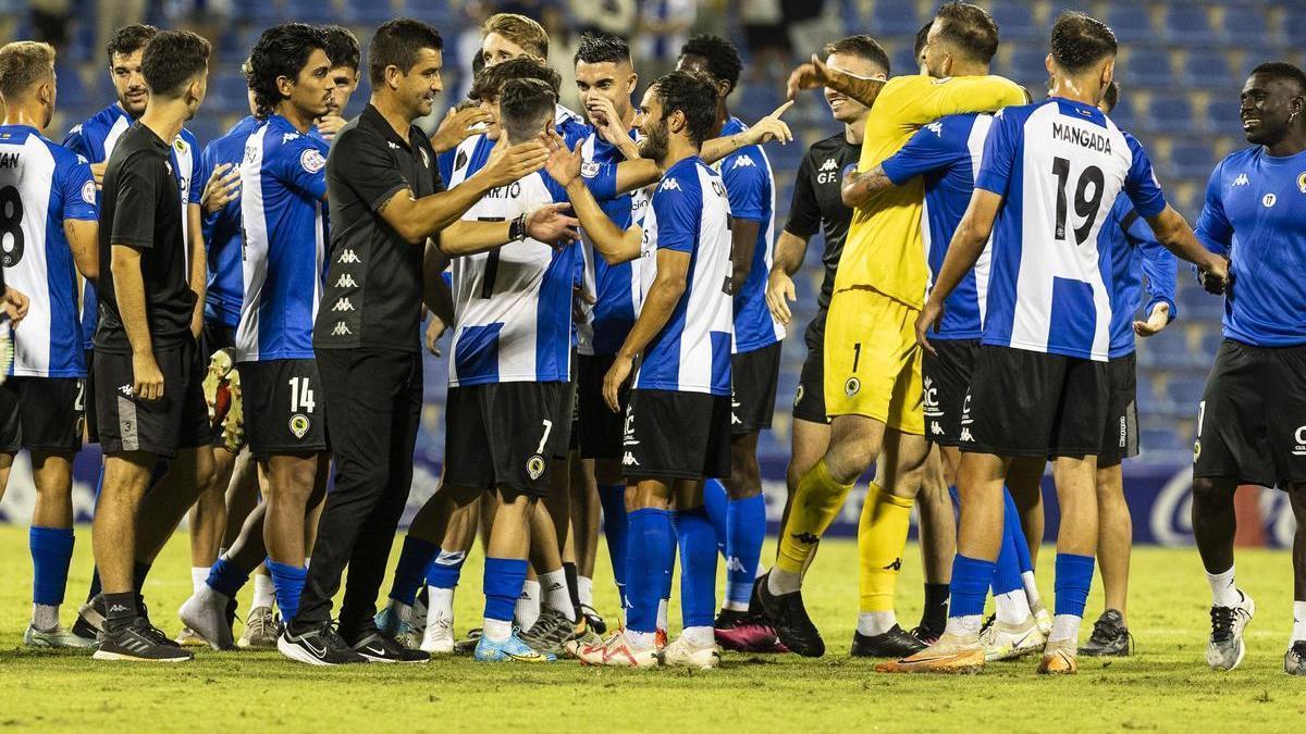 La plantilla del Hércules festeja la goleada al Cerdanyola en el José Rico Pérez.