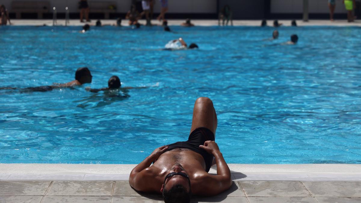 Varios bañistas se refrescan en la piscina municipal de Casa de Campo, a 17 de junio de 2022, en Madrid, (España).