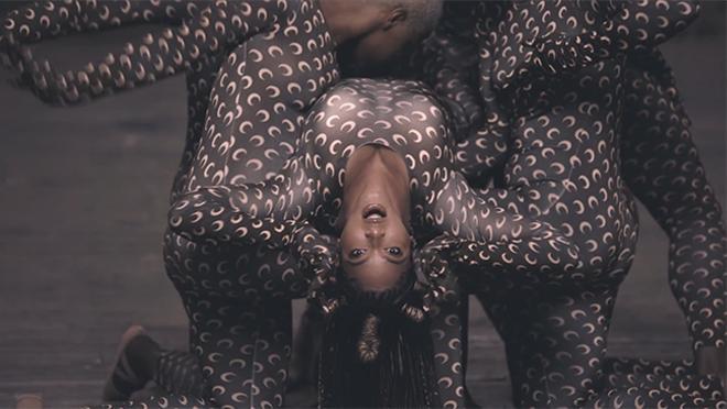 Beyoncé en 'Black is king', con look tipo araña