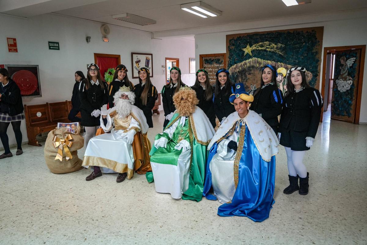 Badajoz se transforma en Belén: Más de 500 alumnos del colegio Santa Teresa recrean el nacimiento de Jesucristo