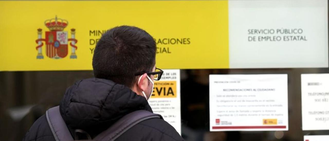 Un joven frente a una oficina del SEPE.