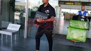 Samuel Etoo a su llegada al aeropuerto del Prat.