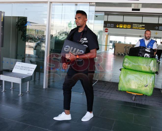 Samuel Etoo a su llegada al aeropuerto del Prat.