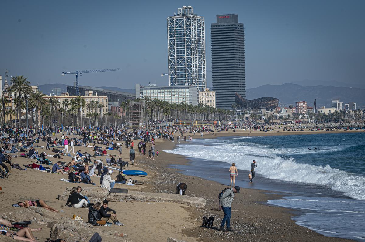 Los barceloneses acuden en masa a las playas de la ciudad para disfrutar del último día primaveral antes de la llegada del frío