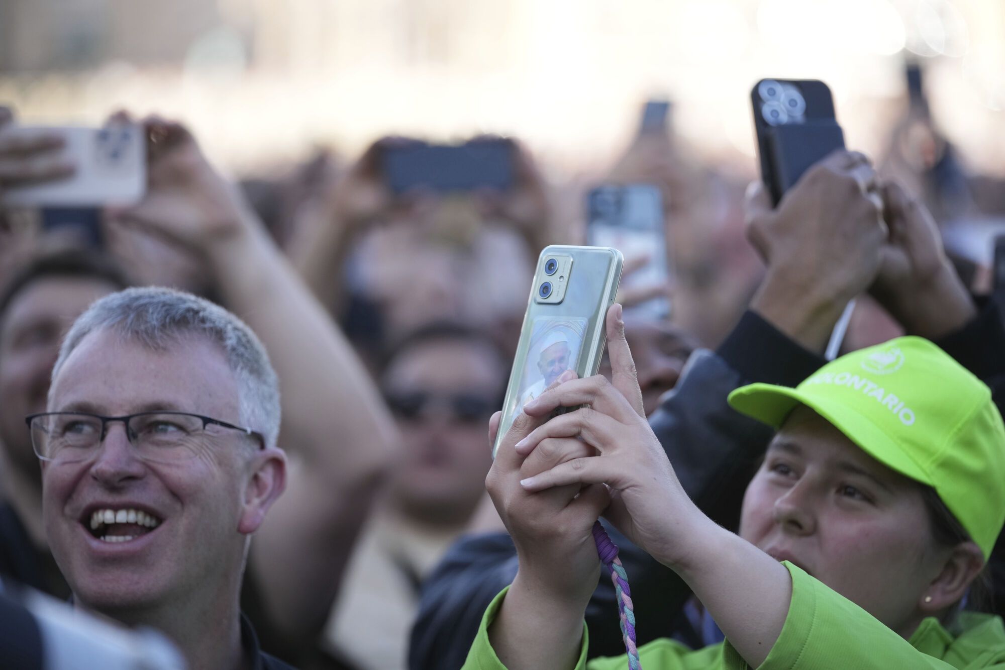 People react after white smoke billowed from the chimney of the Sistine Chapel during the conclave to elect a new pope, at the Vatican, Thursday, May 8, 2025. (AP Photo/Andrew Medichini) Associated Press/LaPresse. EDITORIAL USE ONLY/ONLY ITALY AND SPAIN