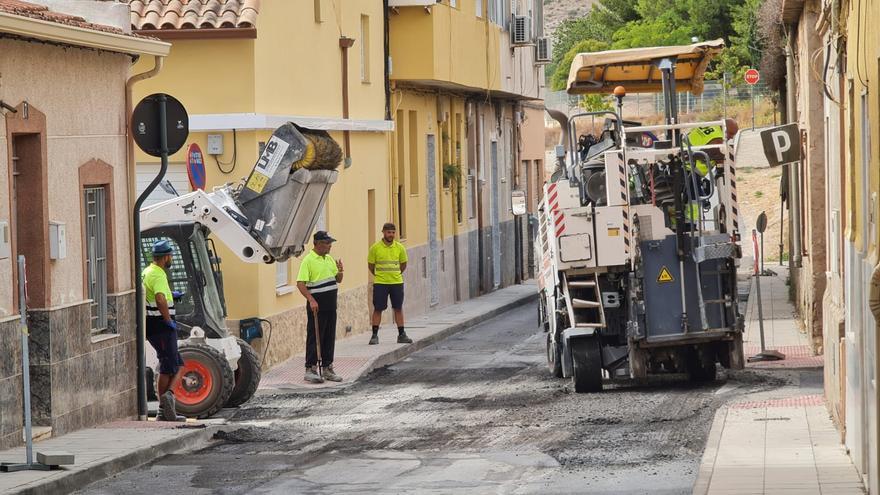 El plan de choque para arreglar las calles de Elda llega al barrio de La Estación