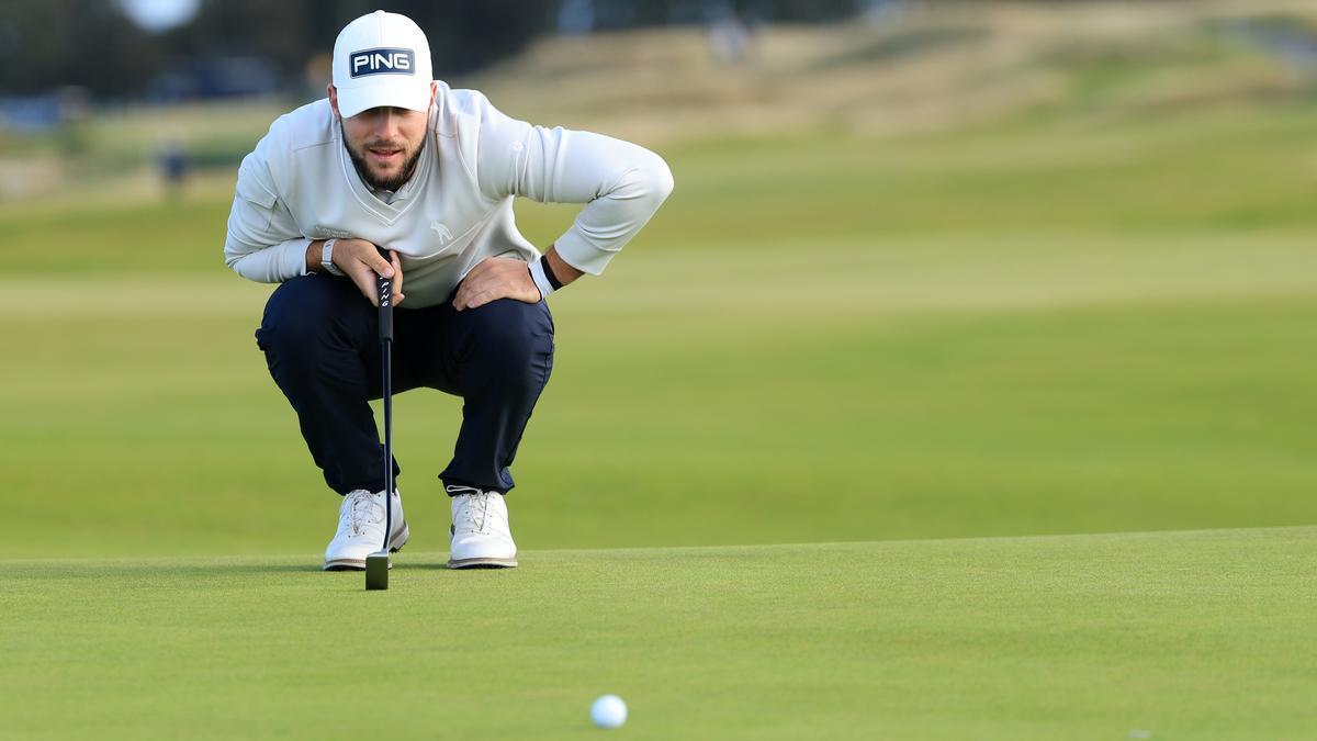 Rocco Repetto Taylor estudia un putt durante la segunda jornada del Alfred Dunhill Links Championship en Kingsbarns.