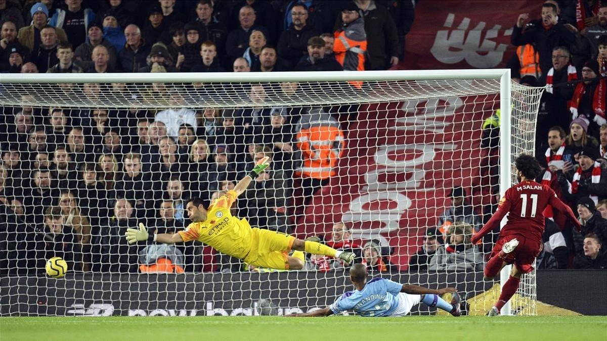 Salah cabecea el 2-0 del Liverpool al City en Anfield.