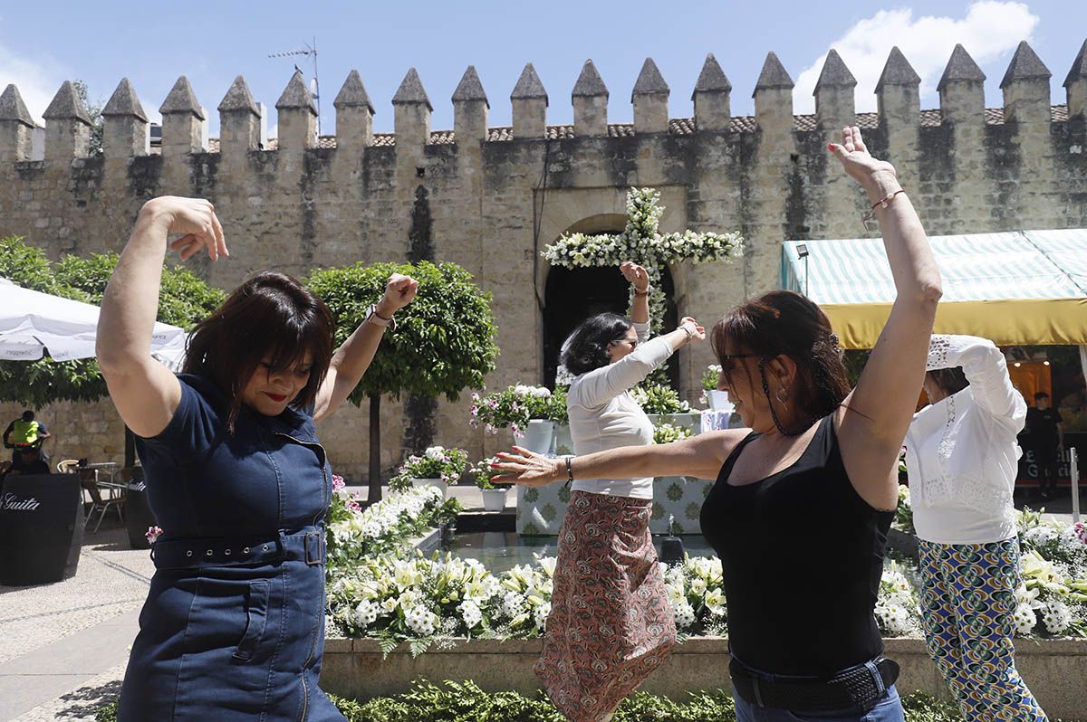 Las Cruces de Mayo vuelven a Córdoba con lluvia, Juanma Moreno y buen ambiente