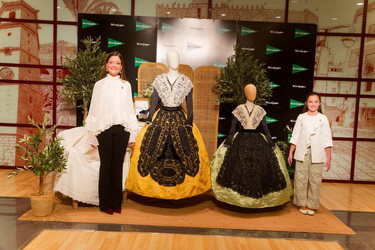 Las reinas Clara Sanz y Ana Colón han recibido sus trajes para las galanías.