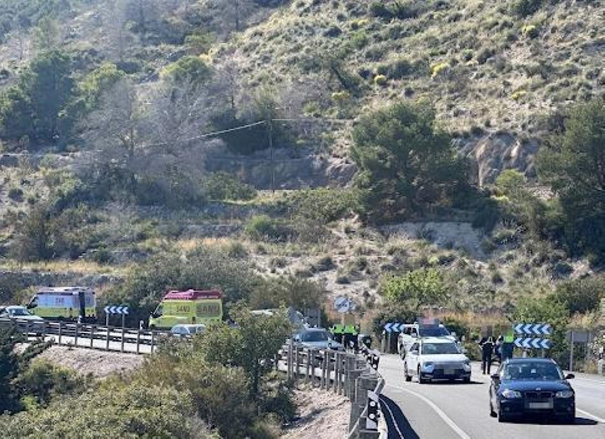 Momentos después del accidente que se ha cobrado la vida de un ciclista en Calp.