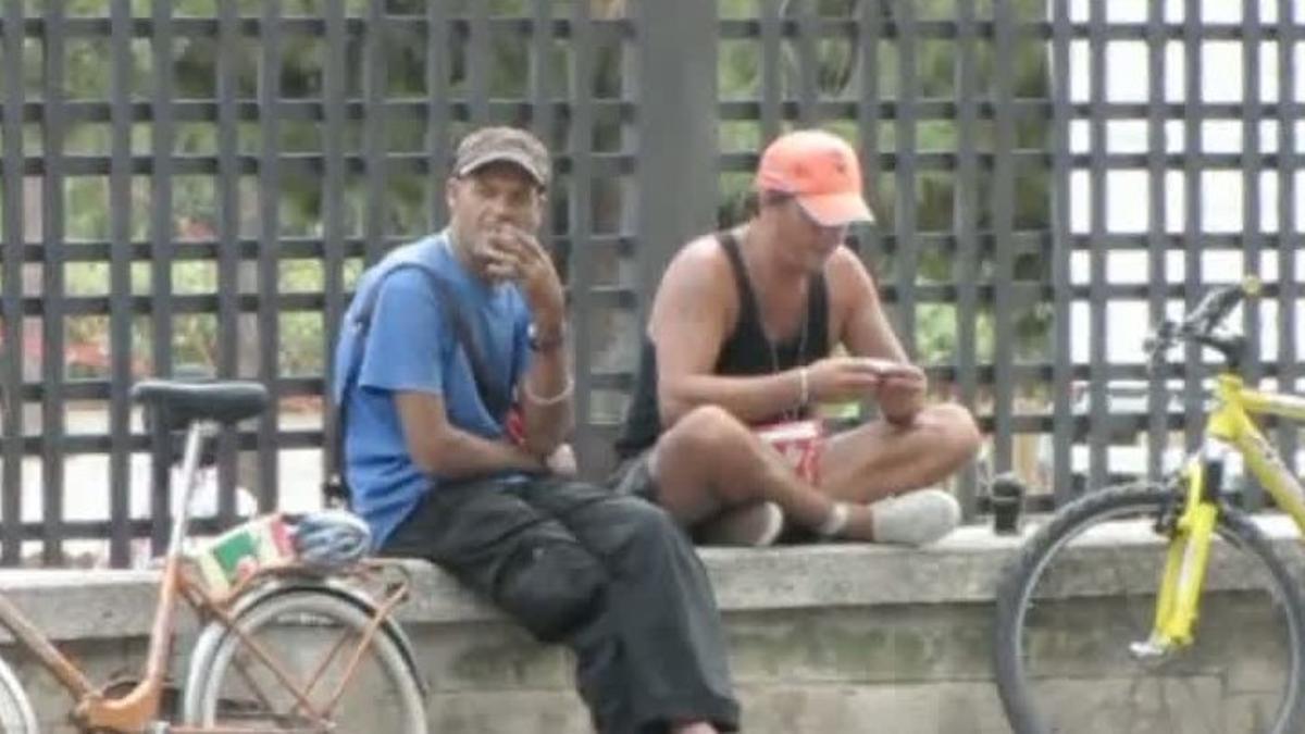 La situació de les persones que viuen al carrer genera diferents opinions.