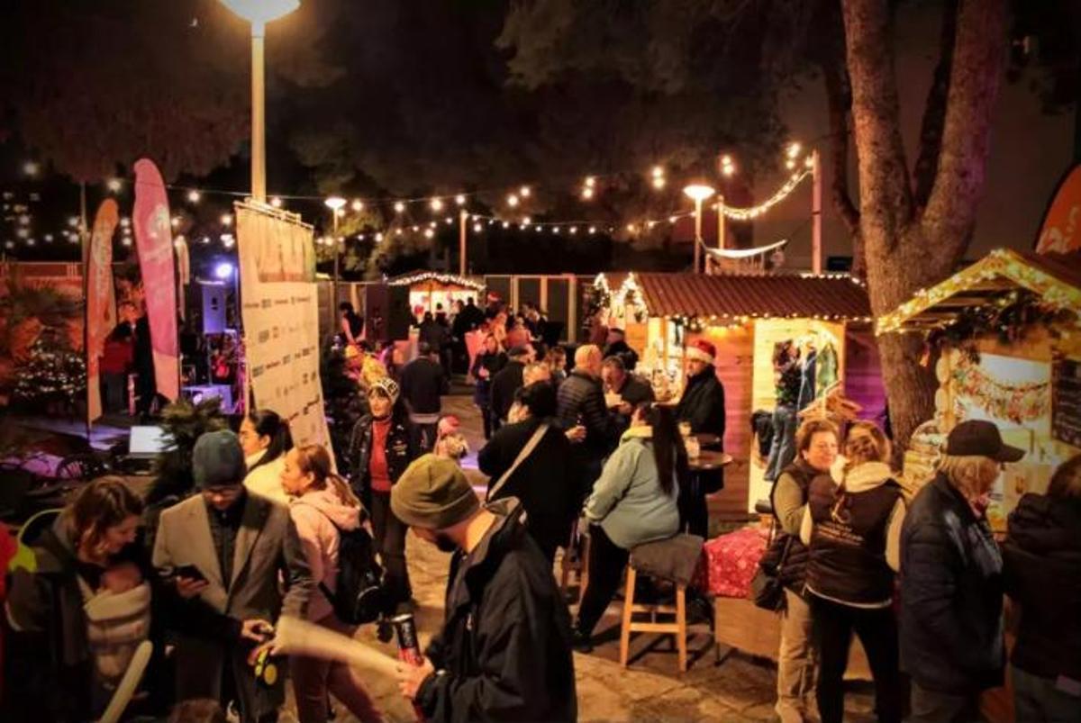 El mercadillo navideño de Inselradio tiene lugar justo delante de la emisora.