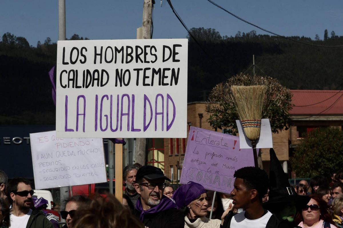 EN IMÁGENES: Un multitudinario y diverso 8M desborda las calles de Villaviciosa y celebra a la mujer rural