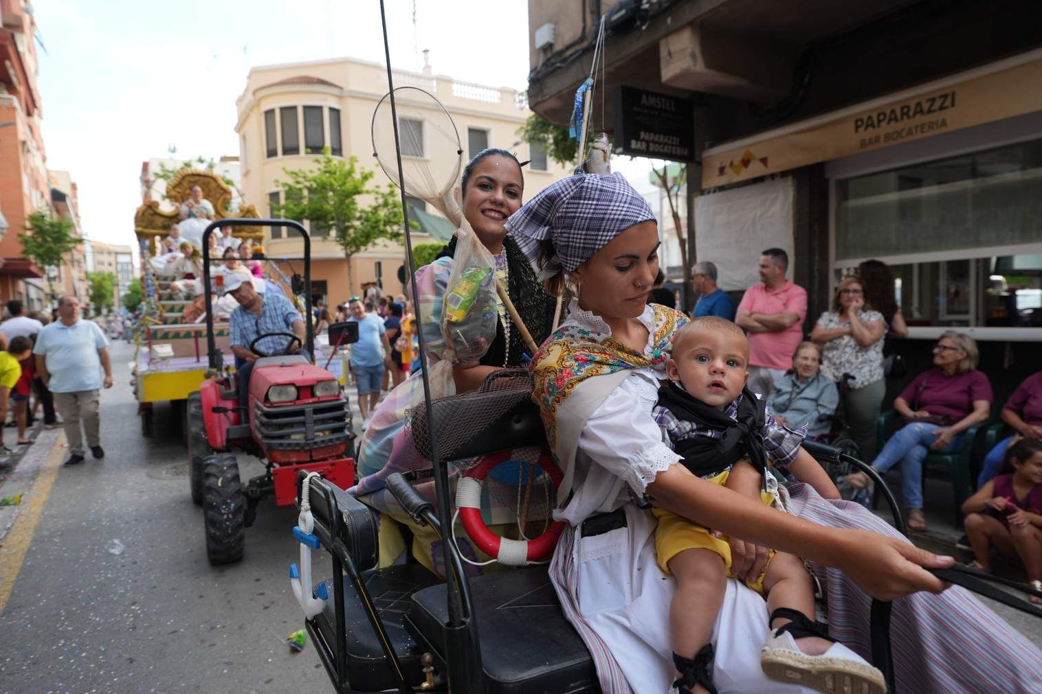 El Grau da inicio a las fiestas de Sant Pere con pólvora, bous y música