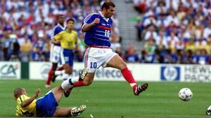 Zidane, en una acción ante Roberto Carlos en la final de 1998