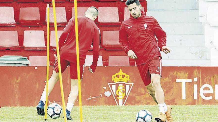 Jony realiza un ejercicio con balón junto a Nacho Méndez.