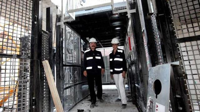 El arquitecto Pérez-Guerras, con otra técnico de su estudio, en el montacargas donde se produjo el accidente y que no tuvo apenas daños.