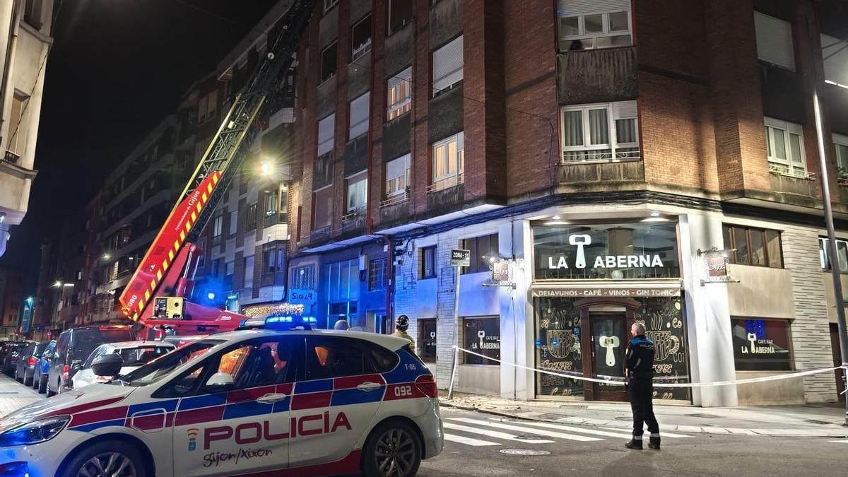Bomberos y policía en el lugar del incidente en la calle Candás.