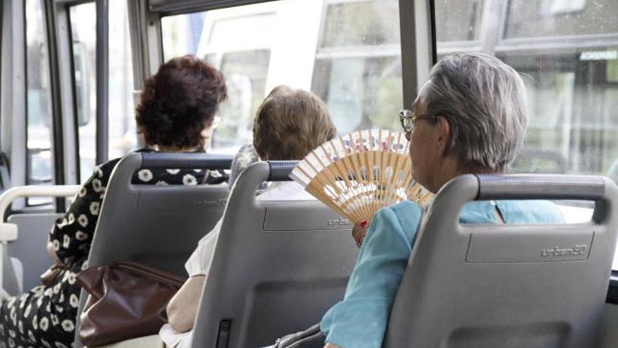 Varias mujeres en un autobús